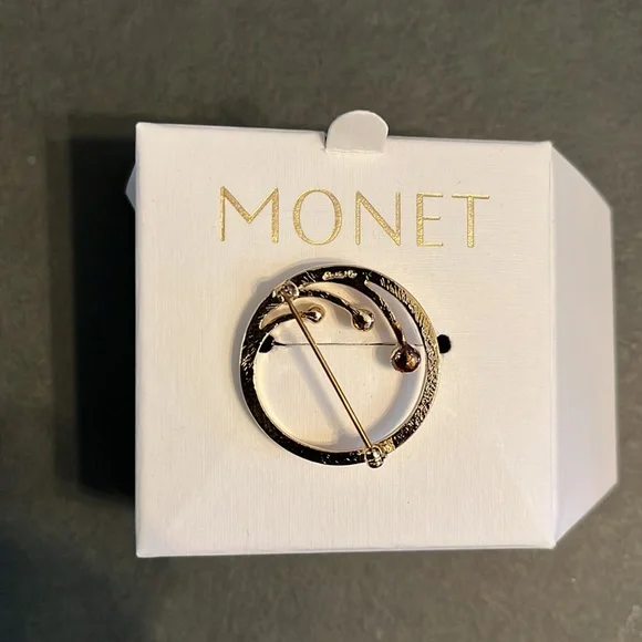 Vintage Gold Tone Monet Round Brooch Pin with Faux Pearls - Picture 3 of 3